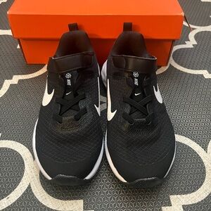 Nike Kids Black and White Sneakers (New and never used)